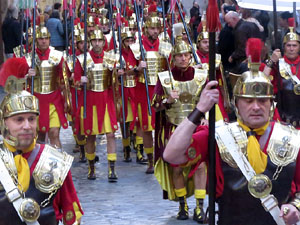 Setmana Santa 2018 a Girona. Sortida dels Manaies per lliurar el Pen&oacute;