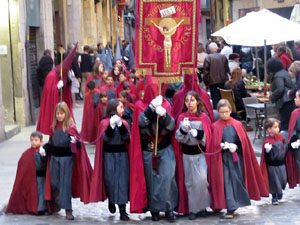 Setmana Santa 2018 a Girona. Sortida dels Manaies per lliurar el Pen&oacute;
