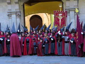 Setmana Santa 2018 a Girona. Sortida dels Manaies per lliurar el Pen&oacute;