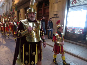 Setmana Santa 2018 a Girona. Sortida dels Manaies per lliurar el Pen&oacute;