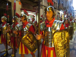 Setmana Santa 2018 a Girona. Sortida dels Manaies per lliurar el Pen&oacute;