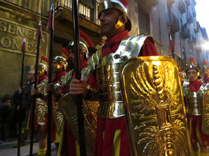 Setmana Santa 2018 a Girona. Sortida dels Manaies per lliurar el Pen&oacute;