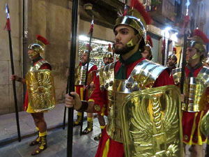 Setmana Santa 2018 a Girona. Sortida dels Manaies per lliurar el Pen&oacute;