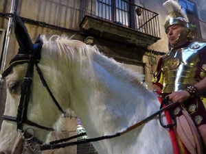 Setmana Santa 2018 a Girona. Sortida dels Manaies per lliurar el Pen&oacute;