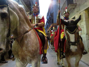 Setmana Santa 2018 a Girona. Sortida dels Manaies per lliurar el Pen&oacute;
