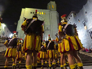 Setmana Santa 2018 a Girona. Sortida dels Manaies per lliurar el Pen&oacute;