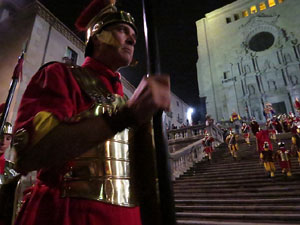 Setmana Santa 2018 a Girona. Sortida dels Manaies per lliurar el Pen&oacute;