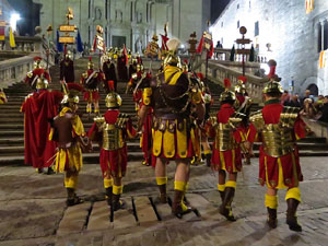 Setmana Santa 2018 a Girona. Sortida dels Manaies per lliurar el Pen&oacute;