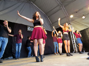 Festival A Capella 2018. Actuaci&oacute; del grup A Grup Vocal a la pla&ccedil;a de la Independ&egrave;ncia