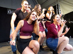 Festival A Capella 2018. Actuaci&oacute; del grup A Grup Vocal a la pla&ccedil;a de la Independ&egrave;ncia