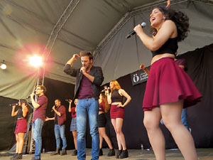 Festival A Capella 2018. Actuaci&oacute; del grup A Grup Vocal a la pla&ccedil;a de la Independ&egrave;ncia