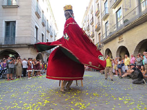 Arribada a la pla&ccedil;a del Vi i ball de l'&Agrave;liga de la Ciutat