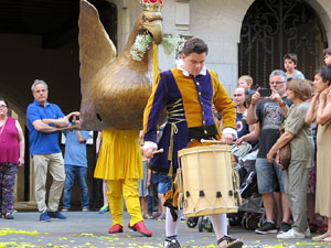 Arribada a la pla&ccedil;a del Vi i ball de l'&Agrave;liga de la Ciutat