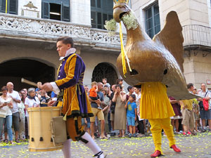 Arribada a la pla&ccedil;a del Vi i ball de l'&Agrave;liga de la Ciutat