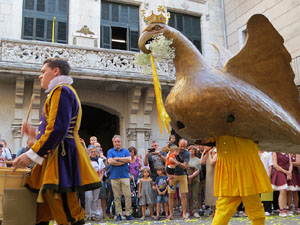 Arribada a la pla&ccedil;a del Vi i ball de l'&Agrave;liga de la Ciutat