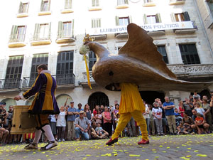 Arribada a la pla&ccedil;a del Vi i ball de l'&Agrave;liga de la Ciutat