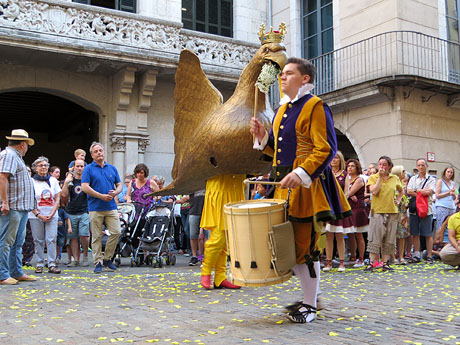Arribada a la pla&ccedil;a del Vi i ball de l'&Agrave;liga de la Ciutat
