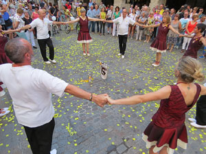 Sardanes i m&uacute;sica a la pla&ccedil;a del Vi