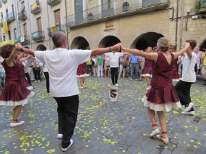 Sardanes i m&uacute;sica a la pla&ccedil;a del Vi