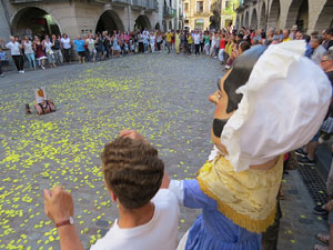 Sardanes i m&uacute;sica a la pla&ccedil;a del Vi