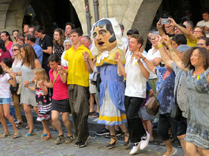 Sardanes i m&uacute;sica a la pla&ccedil;a del Vi
