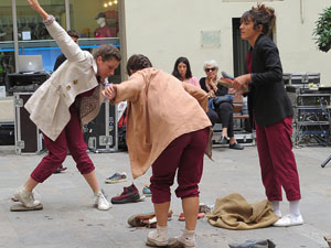 inund'ART 2018. Performance de poesia i dansa del Col&middot;lectiu Tac-Tiq