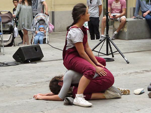 inund'ART 2018. Performance de poesia i dansa del Col&middot;lectiu Tac-Tiq