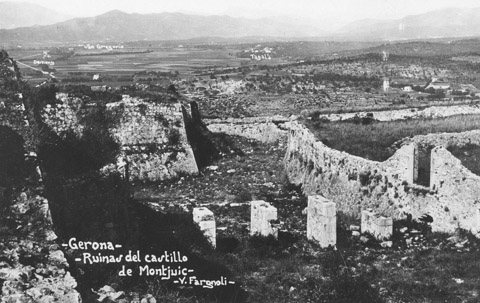 Vista panor&agrave;mica des del castell de Montju&iuml;c, que s'observa en primer pla. D'esquerra a dreta, Domeny, Sant Gregori , Taial&agrave; i el Puig d'en Roca. 1911-1926
