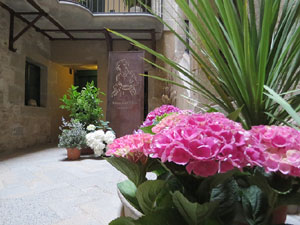 Temps de Flors 2018. Instal&middot;lacions florals als espais del carrer de la For&ccedil;a i Germanes Maria Gay