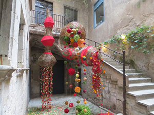 Temps de Flors 2018. Instal&middot;laci&oacute; floral a la Casa Sambola - Pla Dalmau, al carrer de la For&ccedil;a