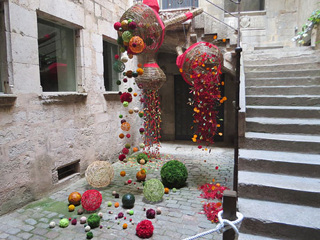 Temps de Flors 2018. Instal&middot;laci&oacute; floral a la Casa Sambola - Pla Dalmau, al carrer de la For&ccedil;a