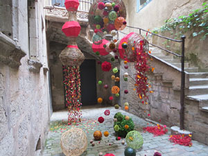 Temps de Flors 2018. Instal&middot;laci&oacute; floral a la Casa Sambola - Pla Dalmau, al carrer de la For&ccedil;a