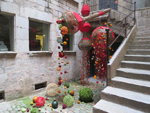 Temps de Flors 2018. Instal&middot;laci&oacute; floral a la Casa Sambola - Pla Dalmau, al carrer de la For&ccedil;a