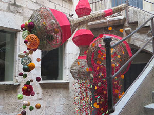 Temps de Flors 2018. Instal&middot;laci&oacute; floral a la Casa Sambola - Pla Dalmau, al carrer de la For&ccedil;a