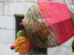 Temps de Flors 2018. Instal&middot;laci&oacute; floral a la Casa Sambola - Pla Dalmau, al carrer de la For&ccedil;a