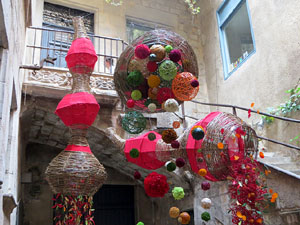 Temps de Flors 2018. Instal&middot;laci&oacute; floral a la Casa Sambola - Pla Dalmau, al carrer de la For&ccedil;a