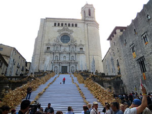 Temps de Flors 2018. Instal&middot;laci&oacute; 'Per treure'ns del pecat i dar-nos alegria' a les escales de la Catedral
