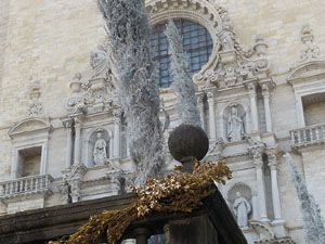 Temps de Flors 2018. Instal&middot;laci&oacute; 'Per treure'ns del pecat i dar-nos alegria' a les escales de la Catedral