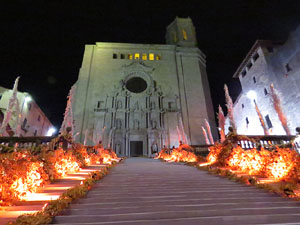 Temps de Flors 2018. Instal&middot;laci&oacute; 'Per treure'ns del pecat i dar-nos alegria' a les escales de la Catedral