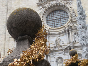 Temps de Flors 2018. Instal&middot;laci&oacute; 'Per treure'ns del pecat i dar-nos alegria' a les escales de la Catedral