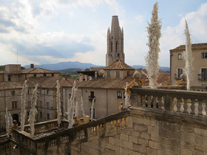 Temps de Flors 2018. Instal&middot;laci&oacute; 'Per treure'ns del pecat i dar-nos alegria' a les escales de la Catedral