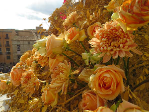 Temps de Flors 2018. Instal&middot;laci&oacute; 'Per treure'ns del pecat i dar-nos alegria' a les escales de la Catedral
