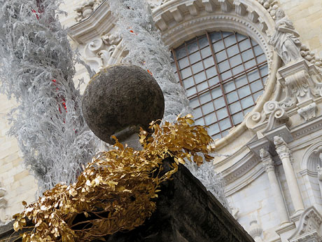 Temps de Flors 2018. Instal&middot;laci&oacute; 'Per treure'ns del pecat i dar-nos alegria' a les escales de la Catedral