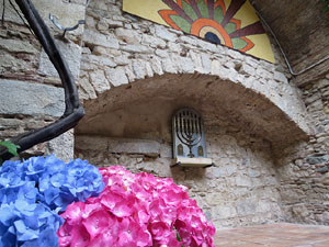 Temps de Flors 2018. Muntatge floral al Pati dels Rabins del Centre Bonastruc &ccedil;a Porta