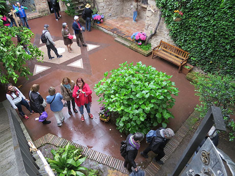 Temps de Flors 2018. Muntatge floral al Pati dels Rabins del Centre Bonastruc &ccedil;a Porta