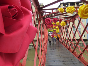Temps de Flors 2018. Instal&middot;laci&oacute; Pont cap a la llibertat al Pont de les Peixateries Velles