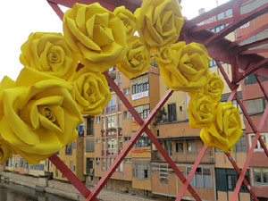 Temps de Flors 2018. Instal&middot;laci&oacute; Pont cap a la llibertat al Pont de les Peixateries Velles