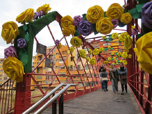 Temps de Flors 2018. Instal&middot;laci&oacute; Pont cap a la llibertat al Pont de les Peixateries Velles