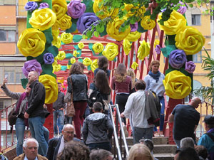 Temps de Flors 2018. Instal&middot;laci&oacute; Pont cap a la llibertat al Pont de les Peixateries Velles