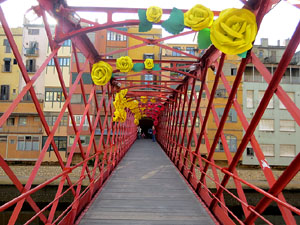 Temps de Flors 2018. Instal&middot;laci&oacute; Pont cap a la llibertat al Pont de les Peixateries Velles